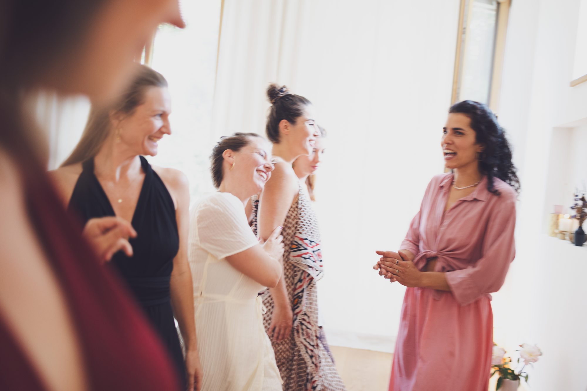 Victoria im Kreis lachender Frauen