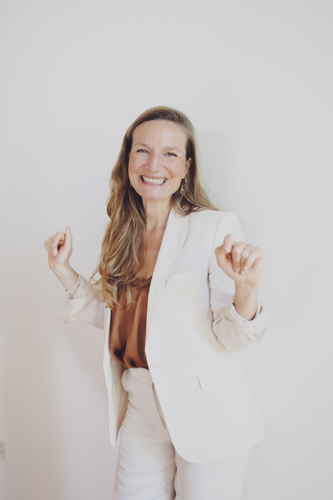Victoria Naomi Benz Portrait im hellen Blazer